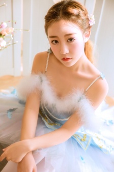 美女扒开胸罩露出奶头的